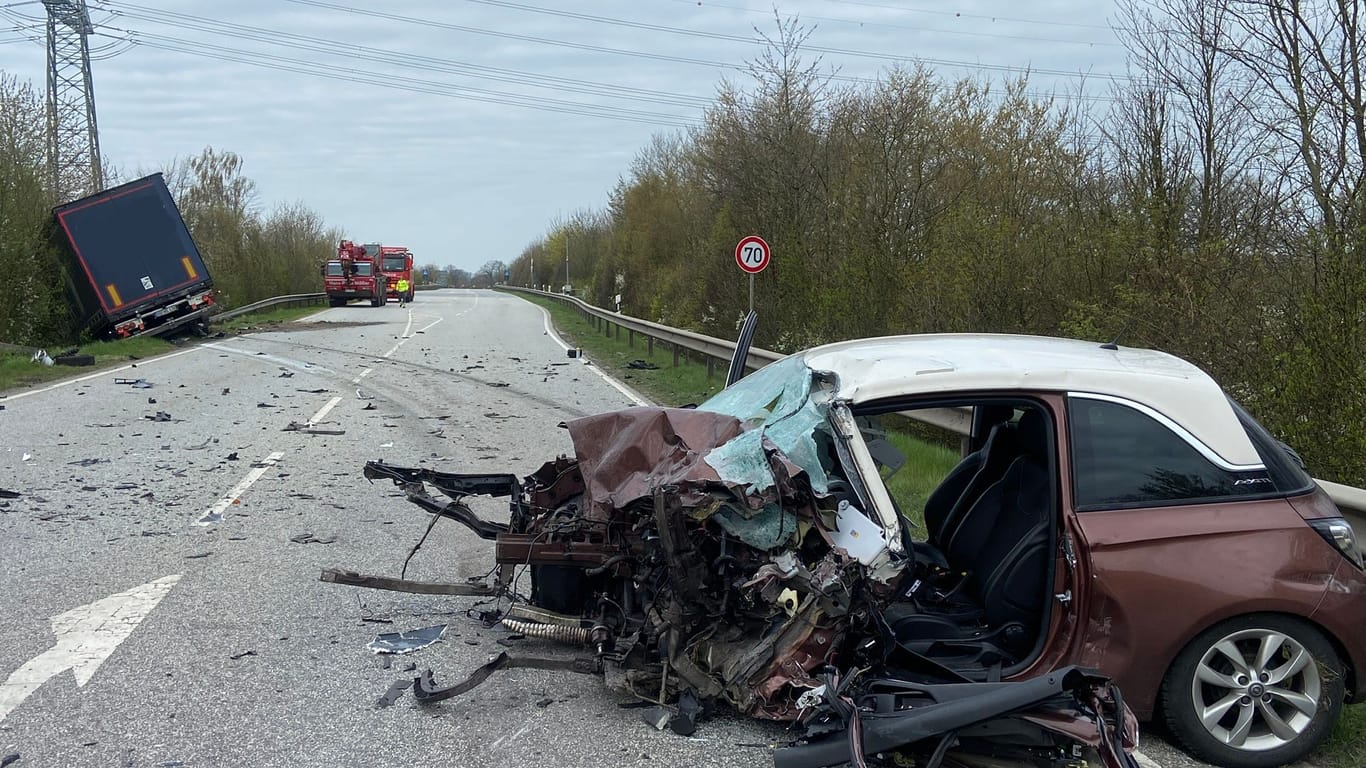 Die Unfallstelle an der A7 in Henstedt-Ulzburg: Der 23-jährige Autofahrer kam ums Leben.