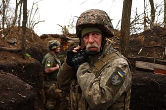Ukrainische Soldaten in einem Schützengraben an der Front in der Nähe von Donezk.