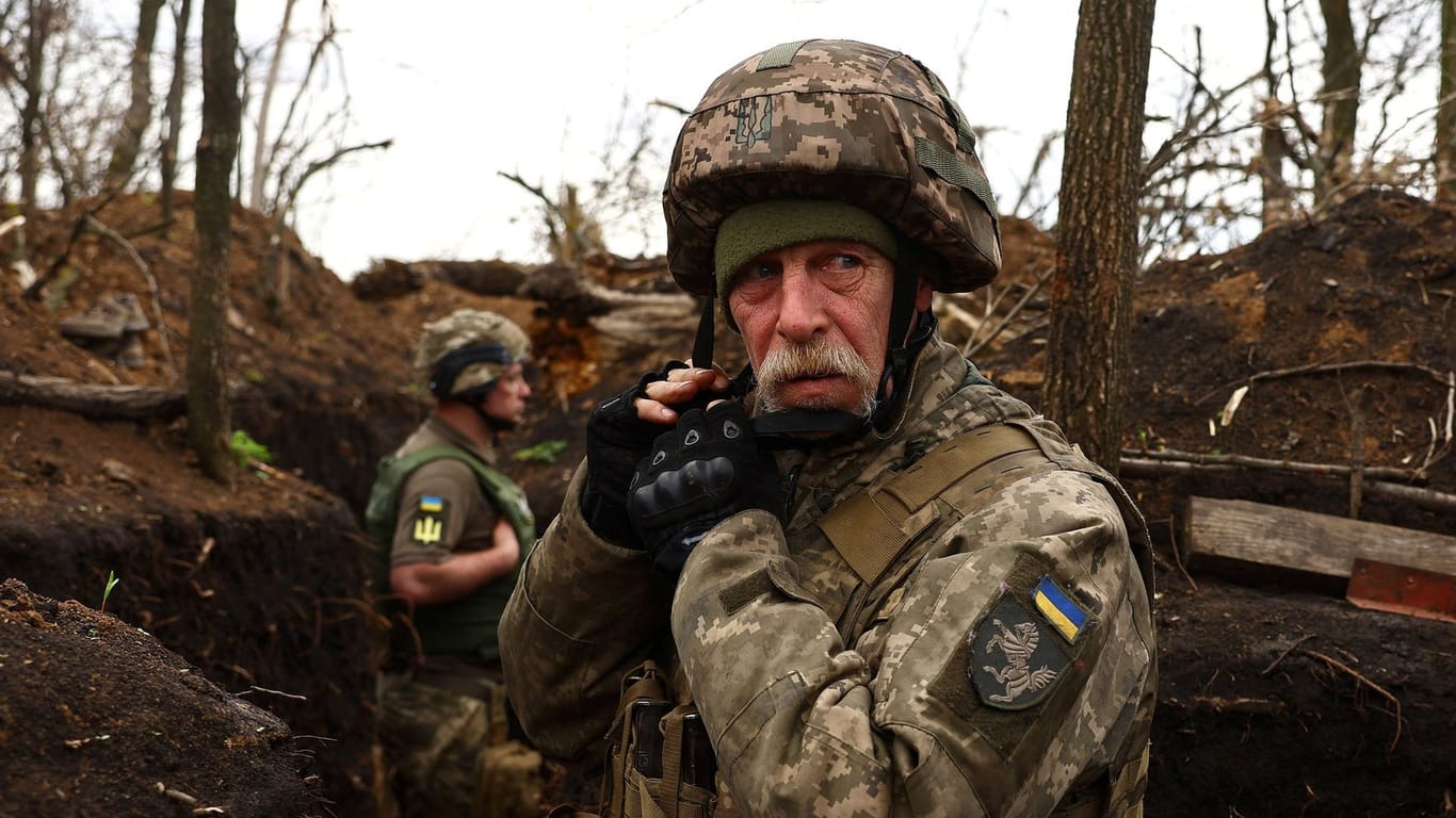 Ukrainische Soldaten in einem Schützengraben an der Front in der Nähe von Donezk.