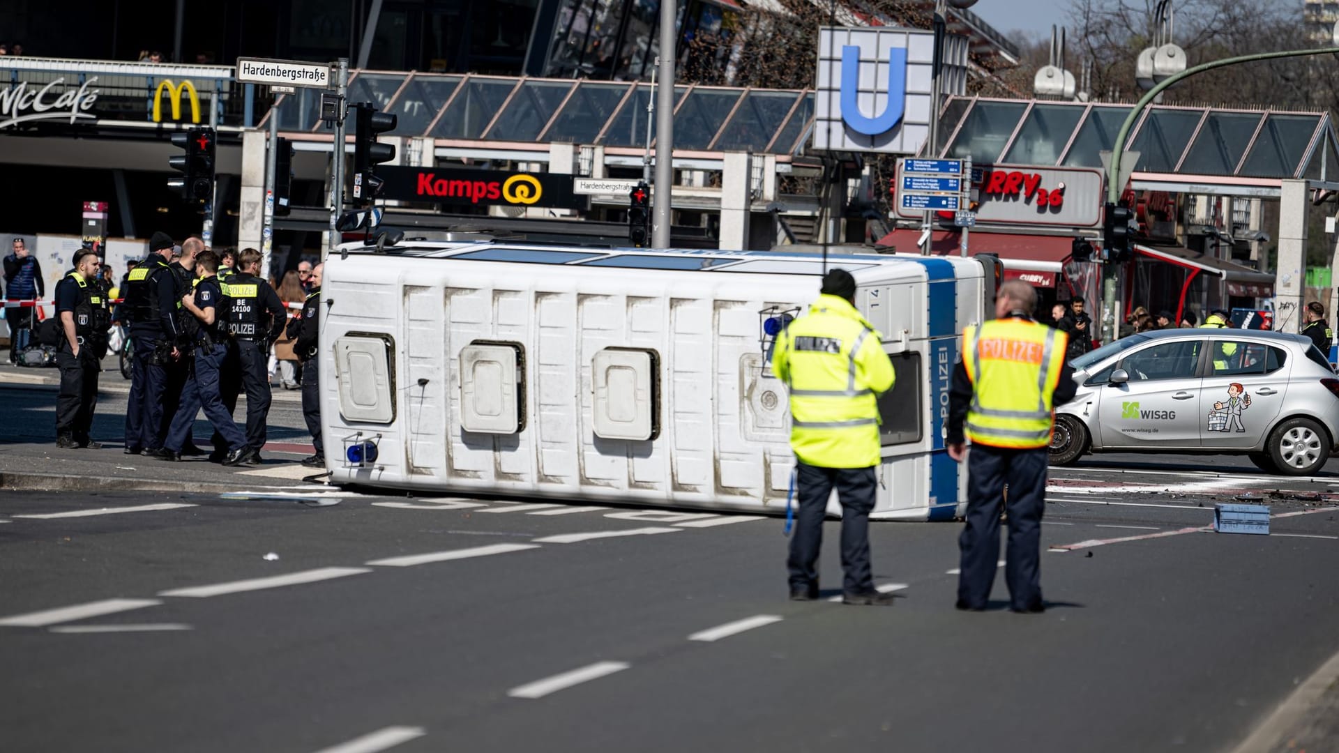 Umgekipptes Polizeifahrzeug