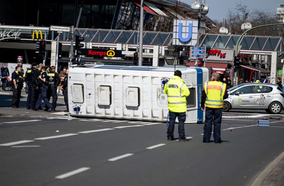 Umgekipptes Polizeifahrzeug