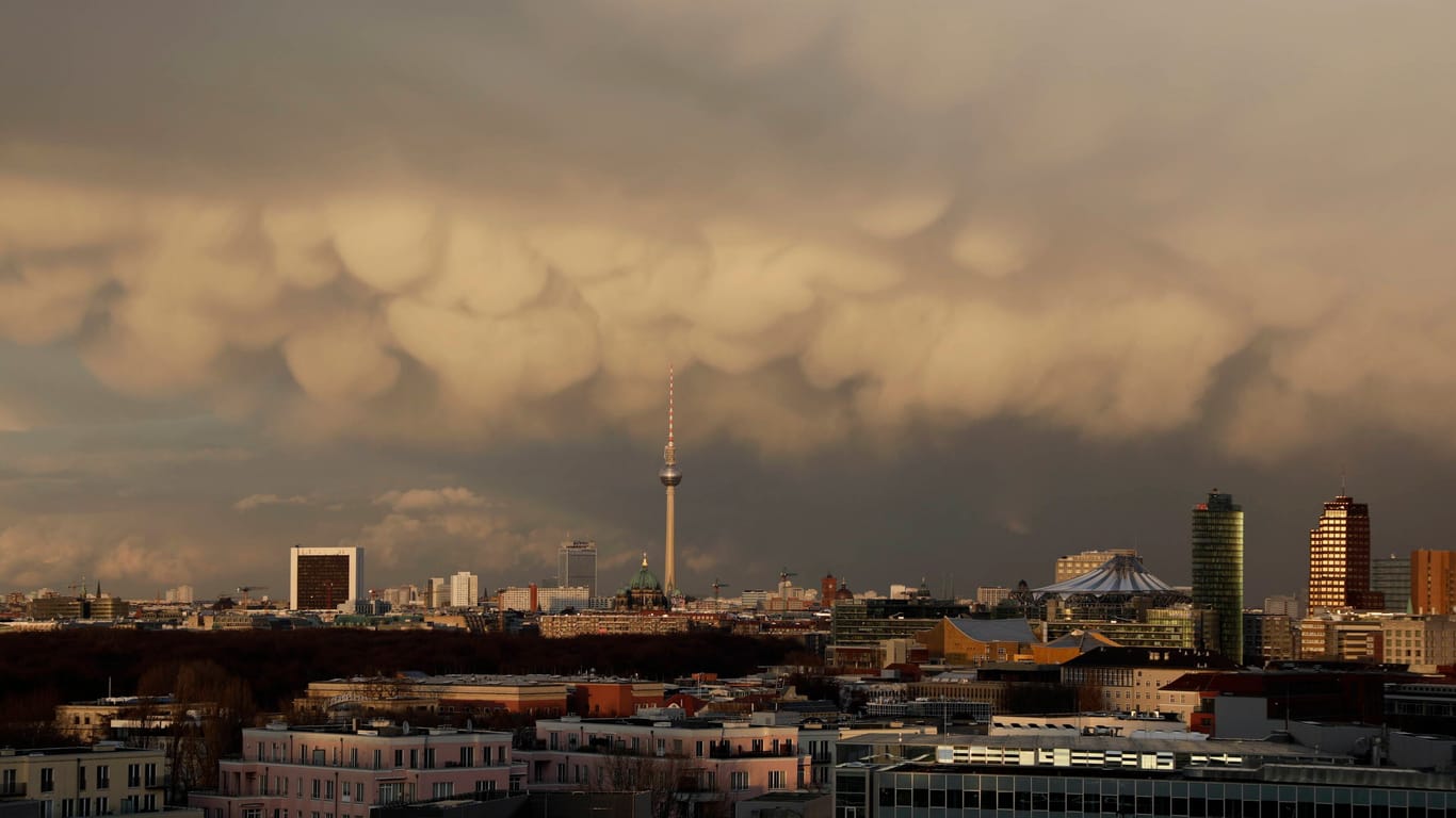 Dunkle Wolken über Berlin.