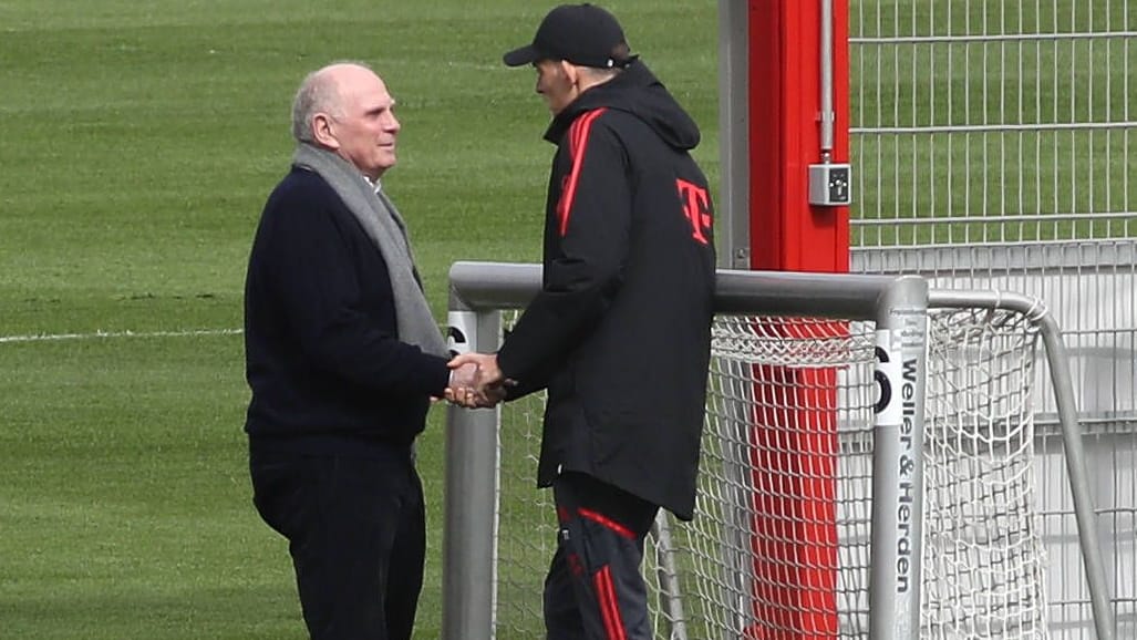 Uli Hoeneß und Thomas Tuchel: Der Ehrenpräsident besuchte Chefcoach Thomas Tuchel am Mittwoch beim Training an der Säbener Straße.