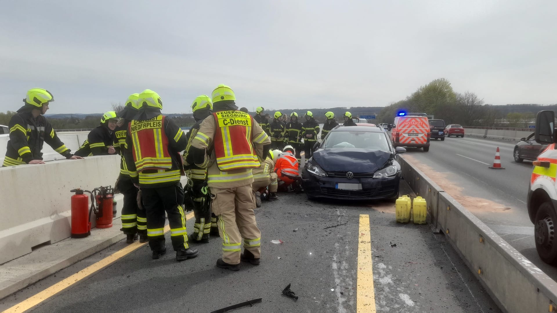 Der beschädigte VW Golf: Auf der A3 bei Siegburg kam es zu einem Auffahrunfall.