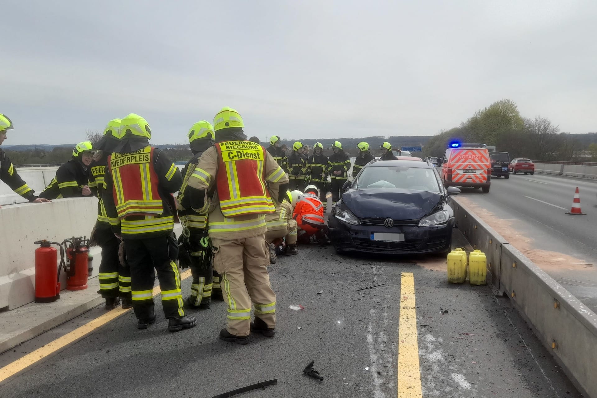 Der beschädigte VW Golf: Auf der A3 bei Siegburg kam es zu einem Auffahrunfall.