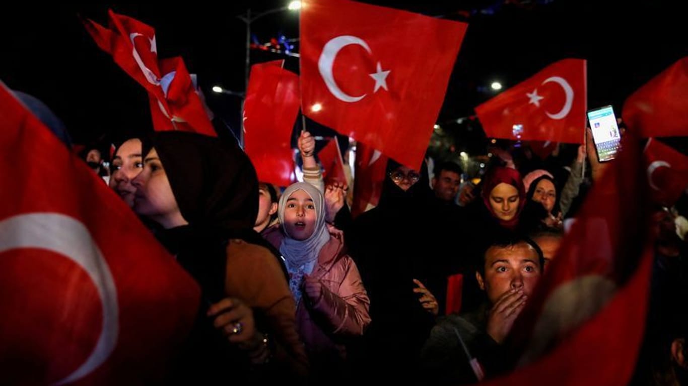 Türkische Flaggen bei einer Kundgebung der AKP im Wahlkampf: Am 14. Mai wird in der Türkei gewählt.