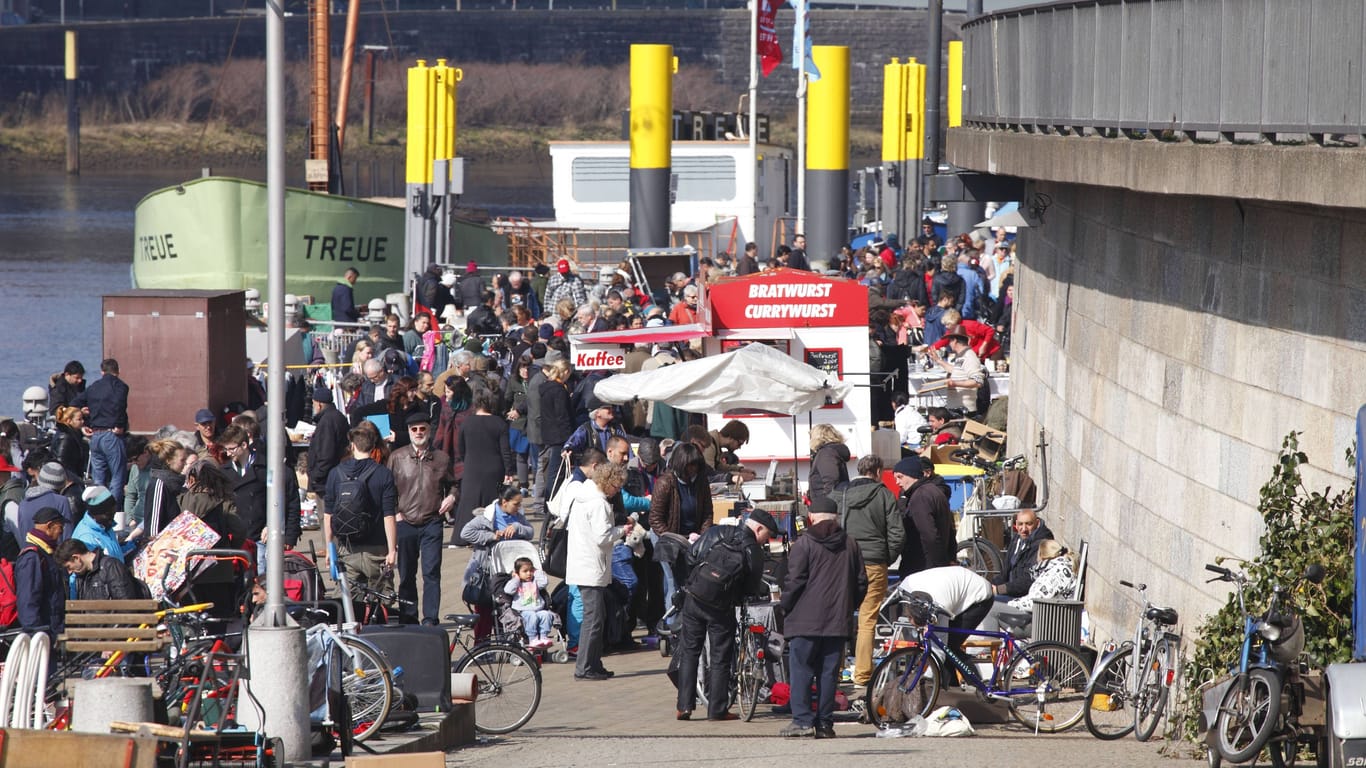 Flohmarkt an der Schlachte (Archivfoto): Von April bis Ende Oktober findet der Markt jeweils sonntags statt.