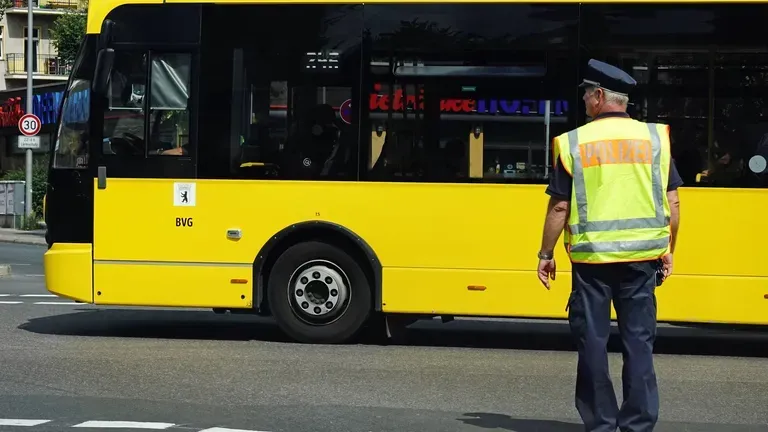 Ein Polizist steht in Warnweste vor einem Bus (Archivbild): Der Verdächtige konnte in der Nacht auf Freitag festgenommen werden. Ein Polizist steht in Warnweste vor einem Bus (Archivbild): Der Verdächtige konnte in der Nacht auf Freitag festgenommen werden.