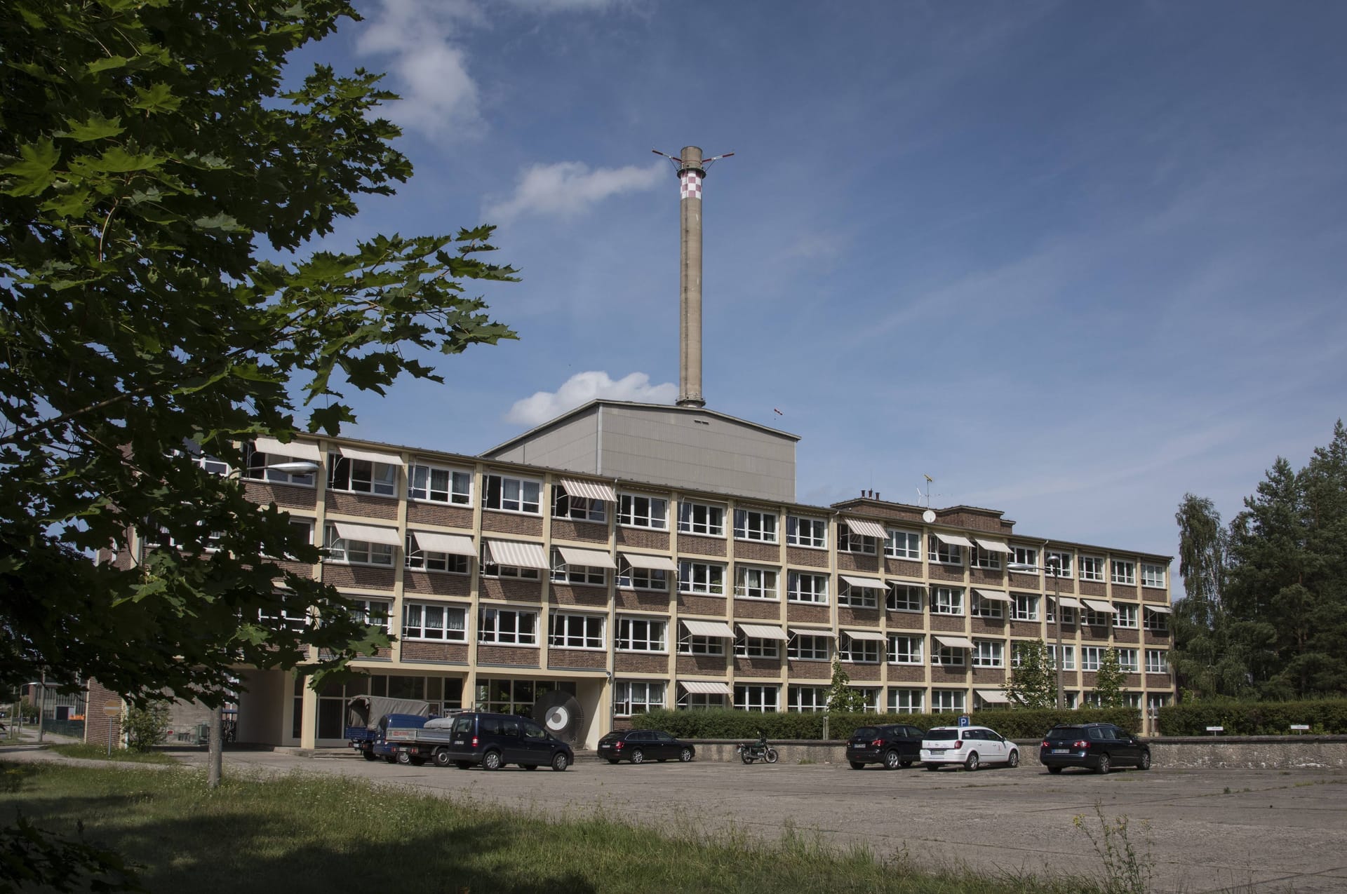 Das AKW Rheinsberg in Brandenburg war das erste Kernkraftwerk der DDR. Es ging 1966 ans Netz, wurde 1990 stillgelegt. Das Bild zeigt es 2015, während des Rückbaus.