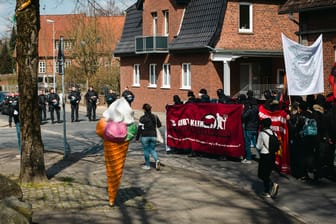 Die Demonstranten ziehen durch den Ort Dorfmark zwischen Hannover und Hamburg.