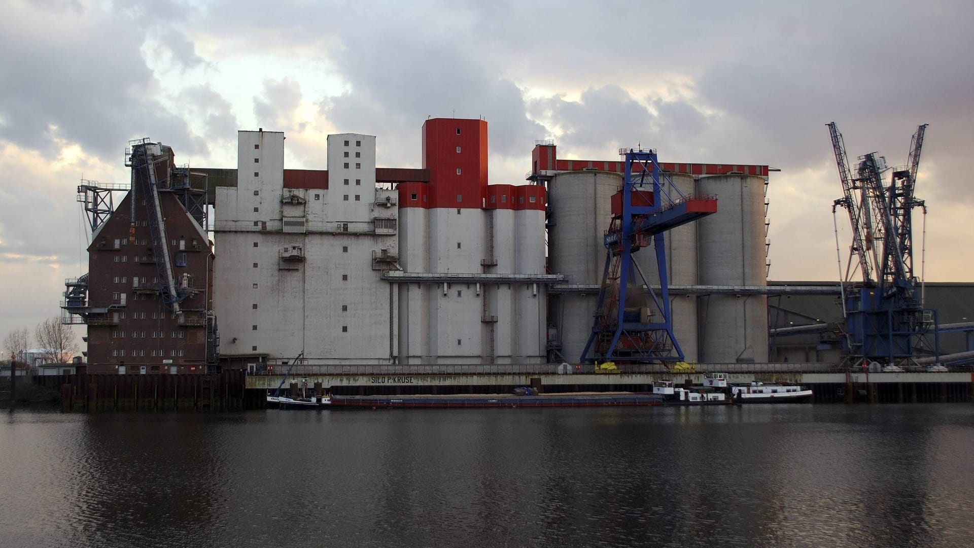Silos einer Firma im Hamburger Hafen (Archivbild): Hier passierte der tragische Unfall. Silos einer Firma im Hamburger Hafen (Archivbild): Hier passierte der tragische Unfall.