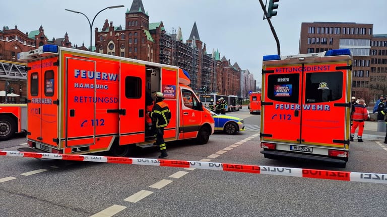 Ein Kind ist am Brooktorkai in Hamburg von einem Linienbus erfasst und tödlich verletzt worden.