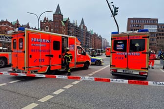 Ein Kind ist am Brooktorkai in Hamburg von einem Linienbus erfasst und tödlich verletzt worden.