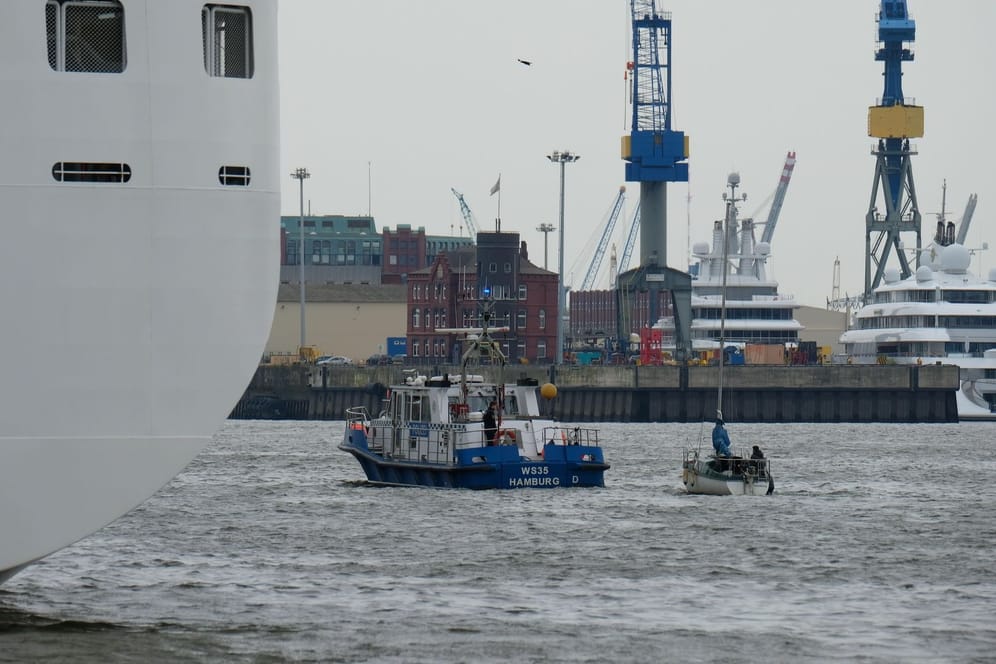 Ein manövrierunfähiges Segelboot im Hamburger Hafen: Das Boot drohte gegen die AIDAsol zu fahren.