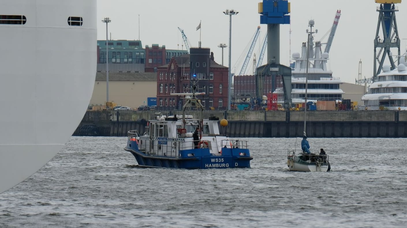 Ein manövrierunfähiges Segelboot im Hamburger Hafen: Das Boot drohte gegen die AIDAsol zu fahren. Ein manövrierunfähiges Segelboot im Hamburger Hafen: Das Boot drohte gegen die AIDAsol zu fahren.