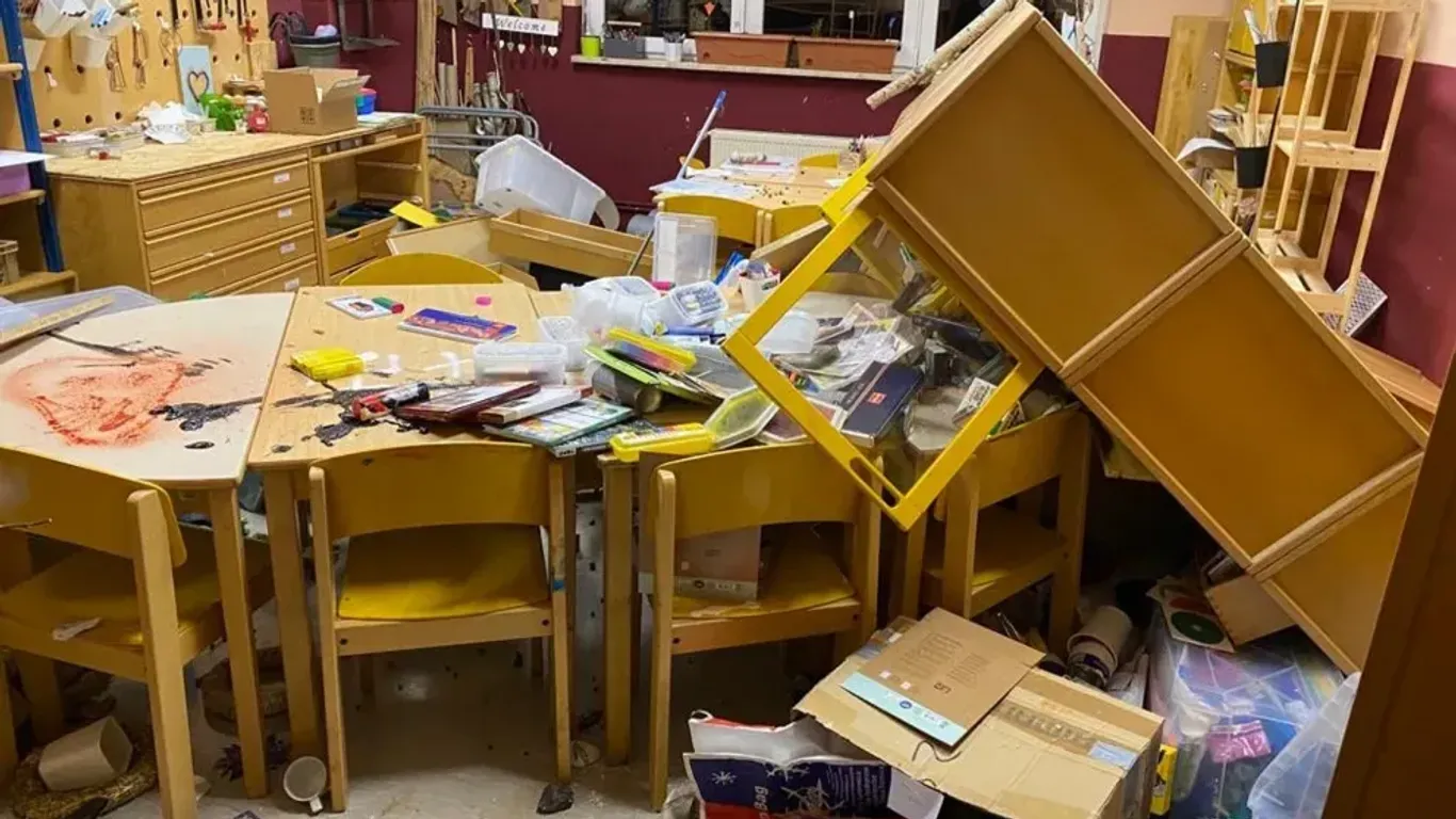 Chaos im Klassenzimmer: In Sachsen-Anhalt haben drei Kinder in einer Schule gewütet.