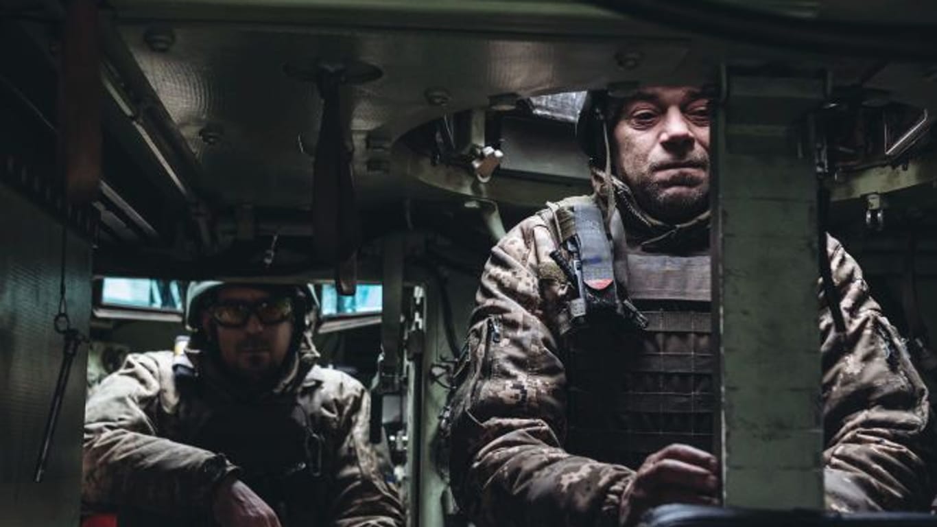 Ukrainische Soldaten in einem gepanzerten Fahrzeug im Donbass.