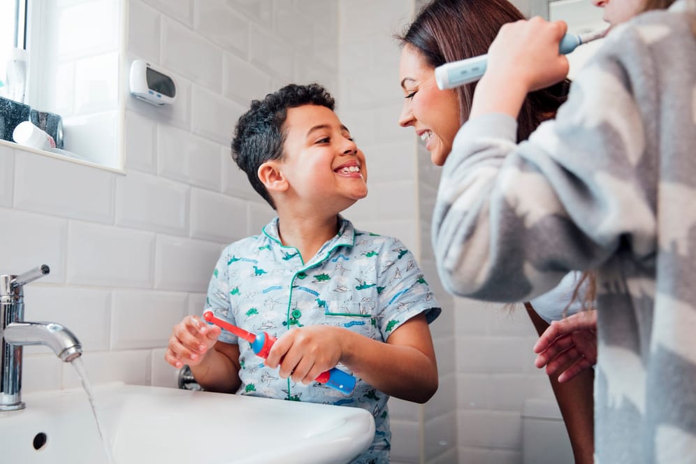 Elektrische Zahnbürsten für Kinder im Test: Vier Modelle können die Tester der Zeitschrift "Öko-Test" überzeugen.