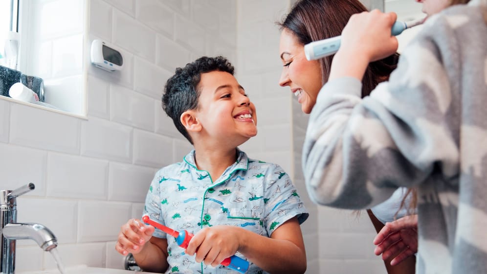Elektrische Zahnbürsten für Kinder im Test: Vier Modelle können die Tester der Zeitschrift "Öko-Test" überzeugen.