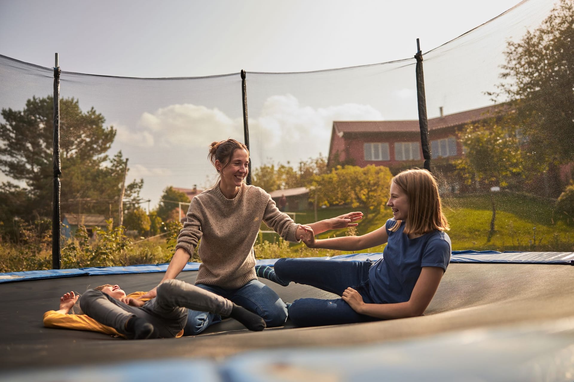 Im Aldi-Angebote: Jetzt riesige Gartentrampoline zu Sparpreisen shoppen.