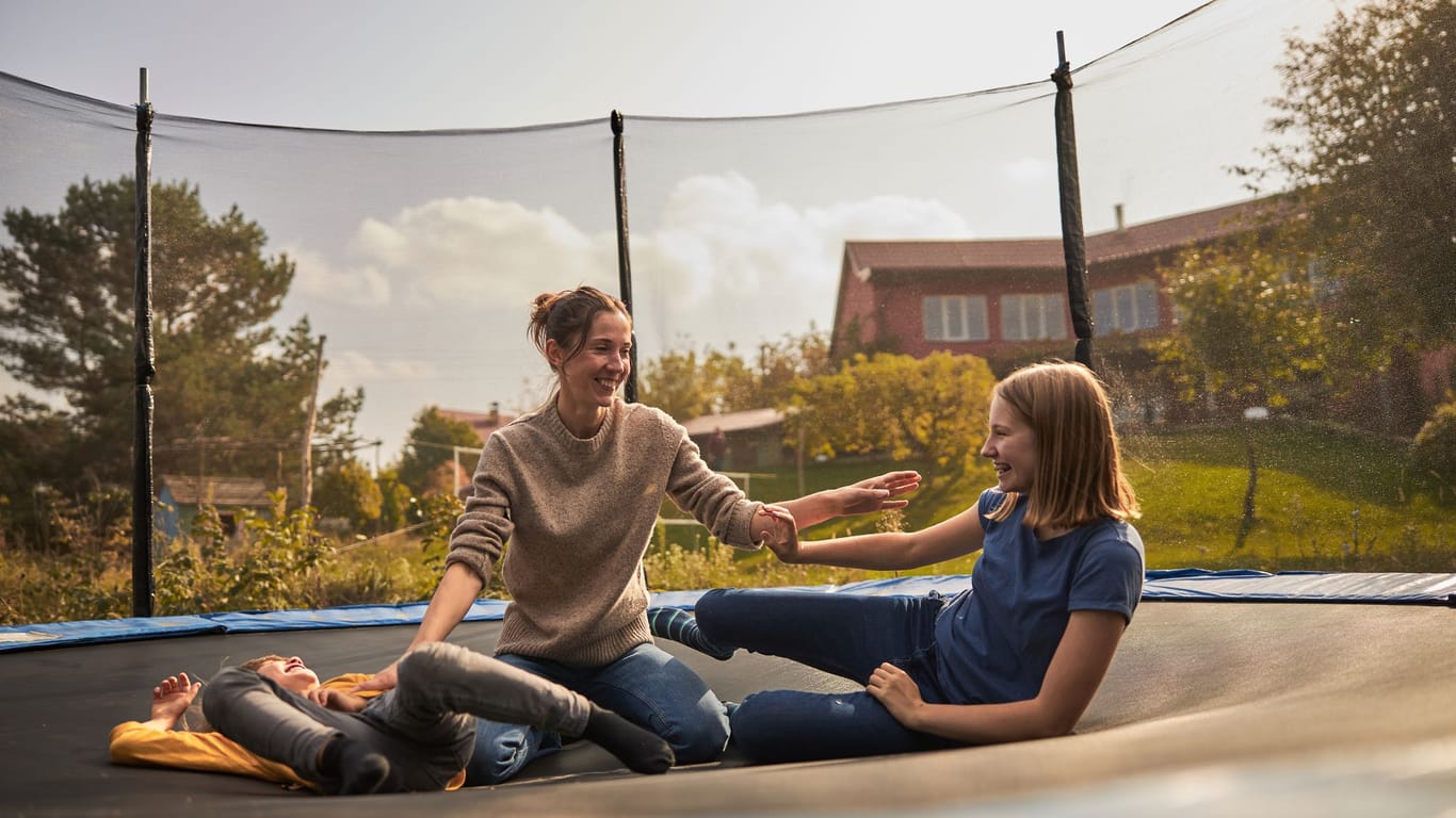 Im Aldi-Angebote: Jetzt riesige Gartentrampoline zu Sparpreisen shoppen.