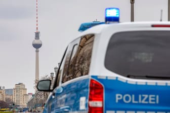 Ein Streifenwagen der Berliner Polizei (Archivbild): Die Beamten haben zwei Männer identifiziert, nach denen die Polizei gesucht hatte.