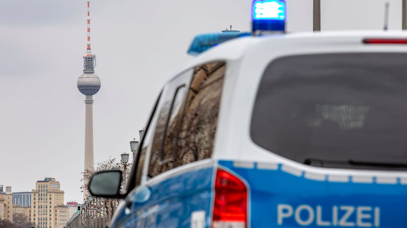 Ein Streifenwagen der Berliner Polizei (Archivbild): Die Beamten haben zwei Männer identifiziert, nach denen die Polizei gesucht hatte.