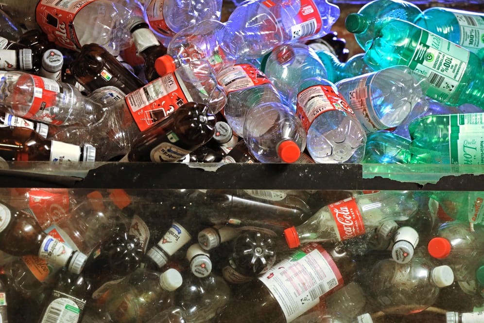 Flaschensammler gaben zu viele Flaschen zurück (Symbolbild): Deshalb führt ein Supermarkt ein Pfandlimit ein.