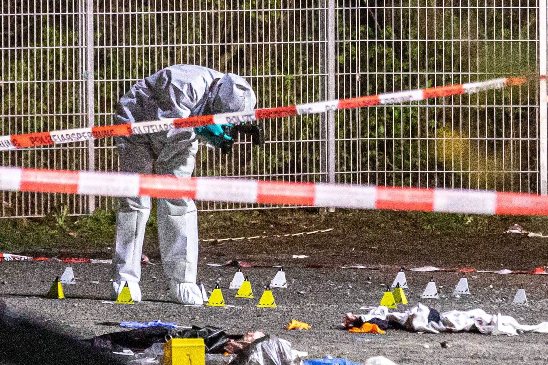 Ein Mitarbeiter der Spurensicherung der Polizei am Tatort im baden-württembergischen Asperg.