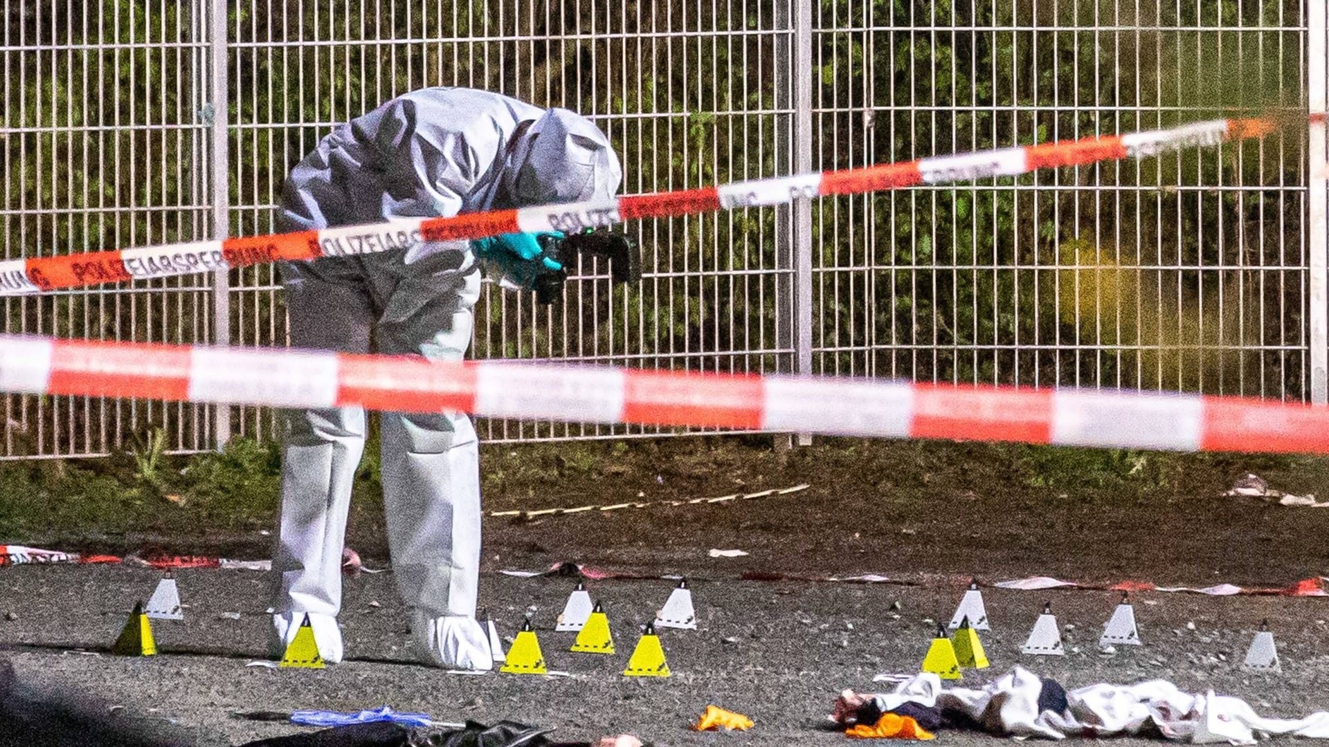 Ein Mitarbeiter der Spurensicherung der Polizei am Tatort im baden-württembergischen Asperg.