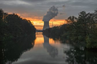 Das Kernkraftwerk Isar 2 bei Landshut im Abendrot (Archivbild): Am 15. April wird es wie die anderen Anlagen in Deutschland abgeschaltet.