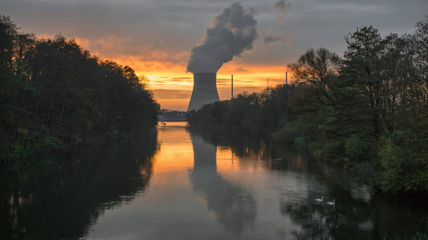 Das Kernkraftwerk Isar 2 bei Landshut im Abendrot (Archivbild): Am 15. April wird es wie die anderen Anlagen in Deutschland abgeschaltet.