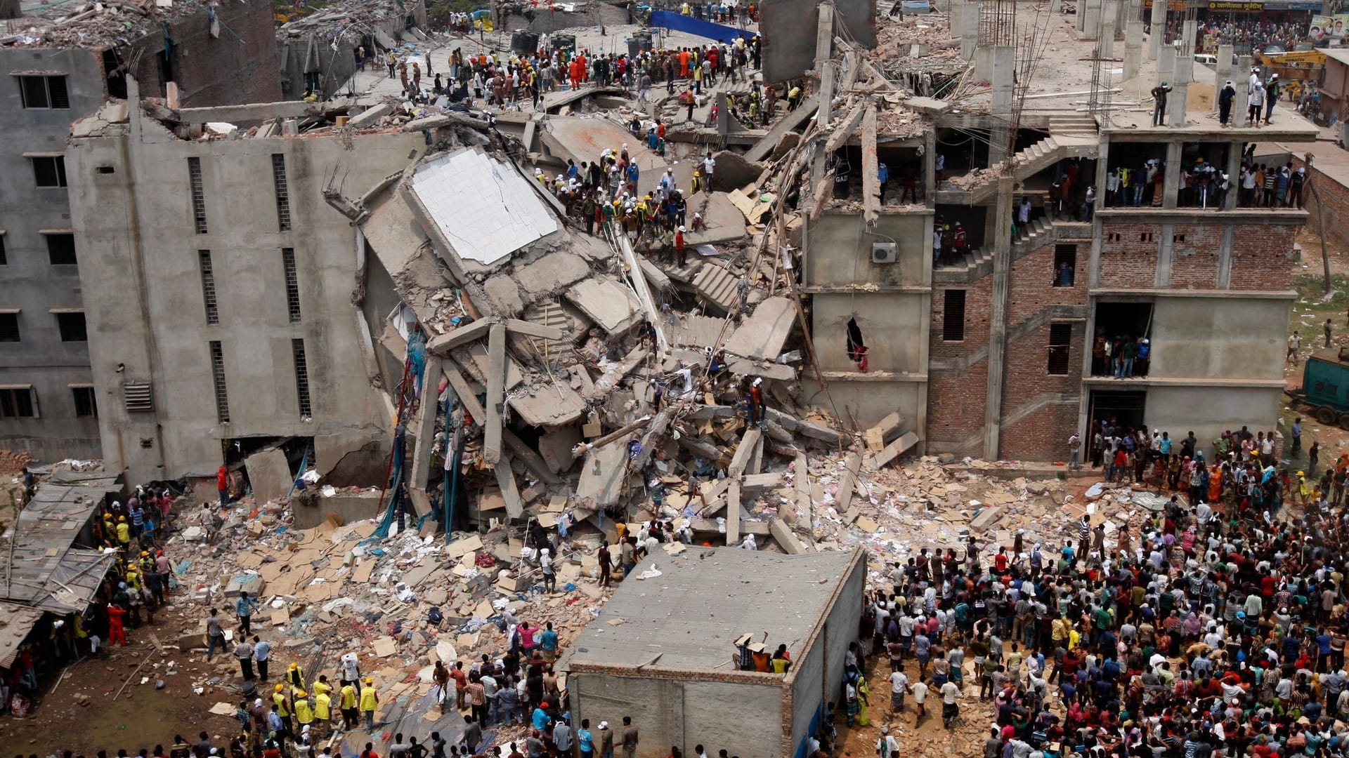 Am 24.4.2013 stürzte die achtstöckige Textilfabrik Rana Plaza in sich zusammen.