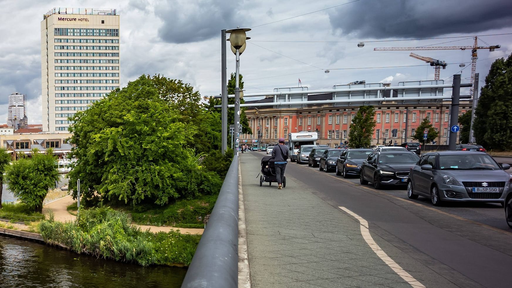 Autos auf der Langen Brücke in Potsdam (Symbolbild): Sie führt zum Hauptbahnhof.