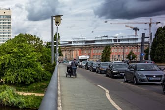Autos auf der Langen Brücke in Potsdam (Symbolbild): Sie führt zum Hauptbahnhof.