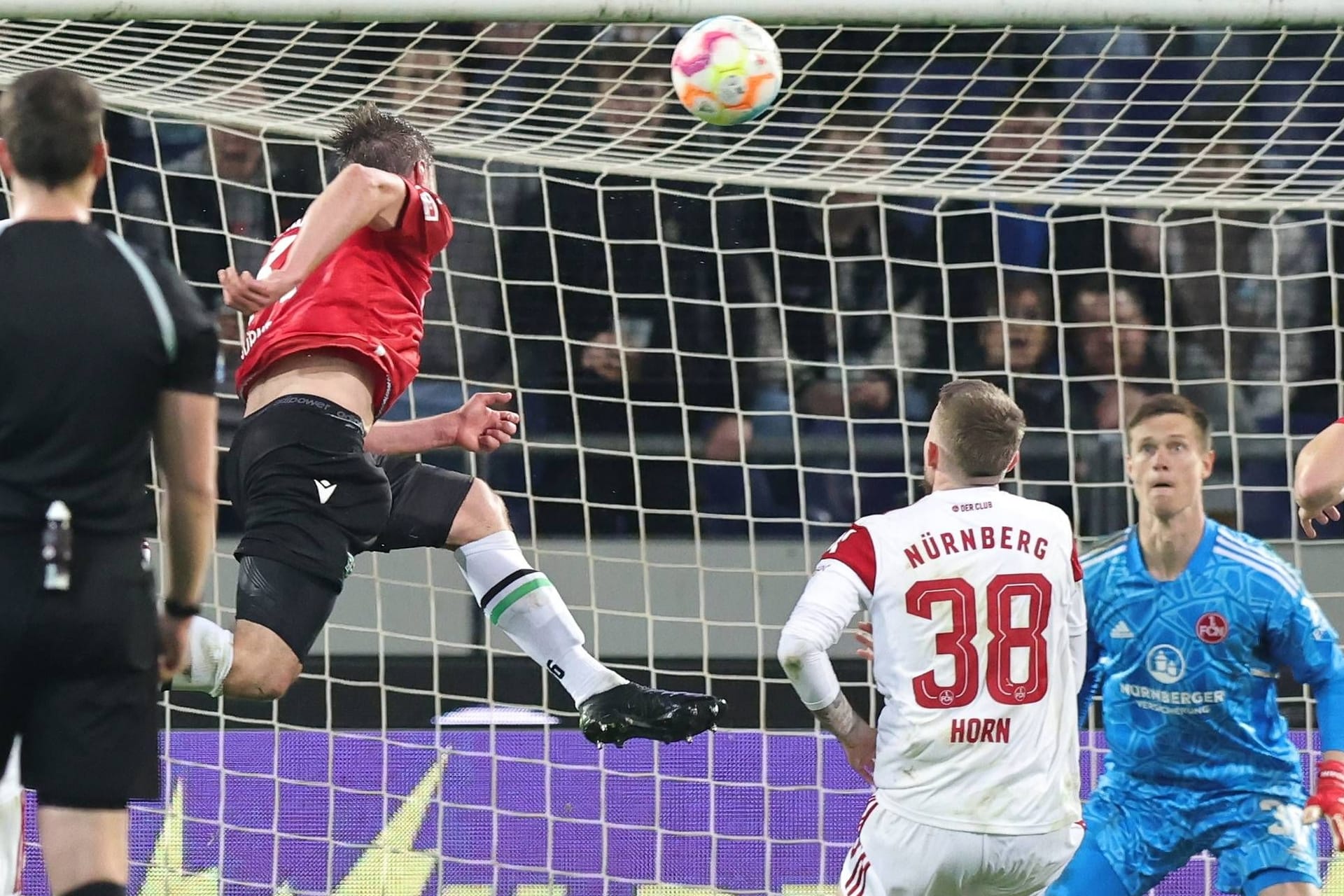 Das 1:0 für Hannover: Julian Börner (li.) köpft ein.