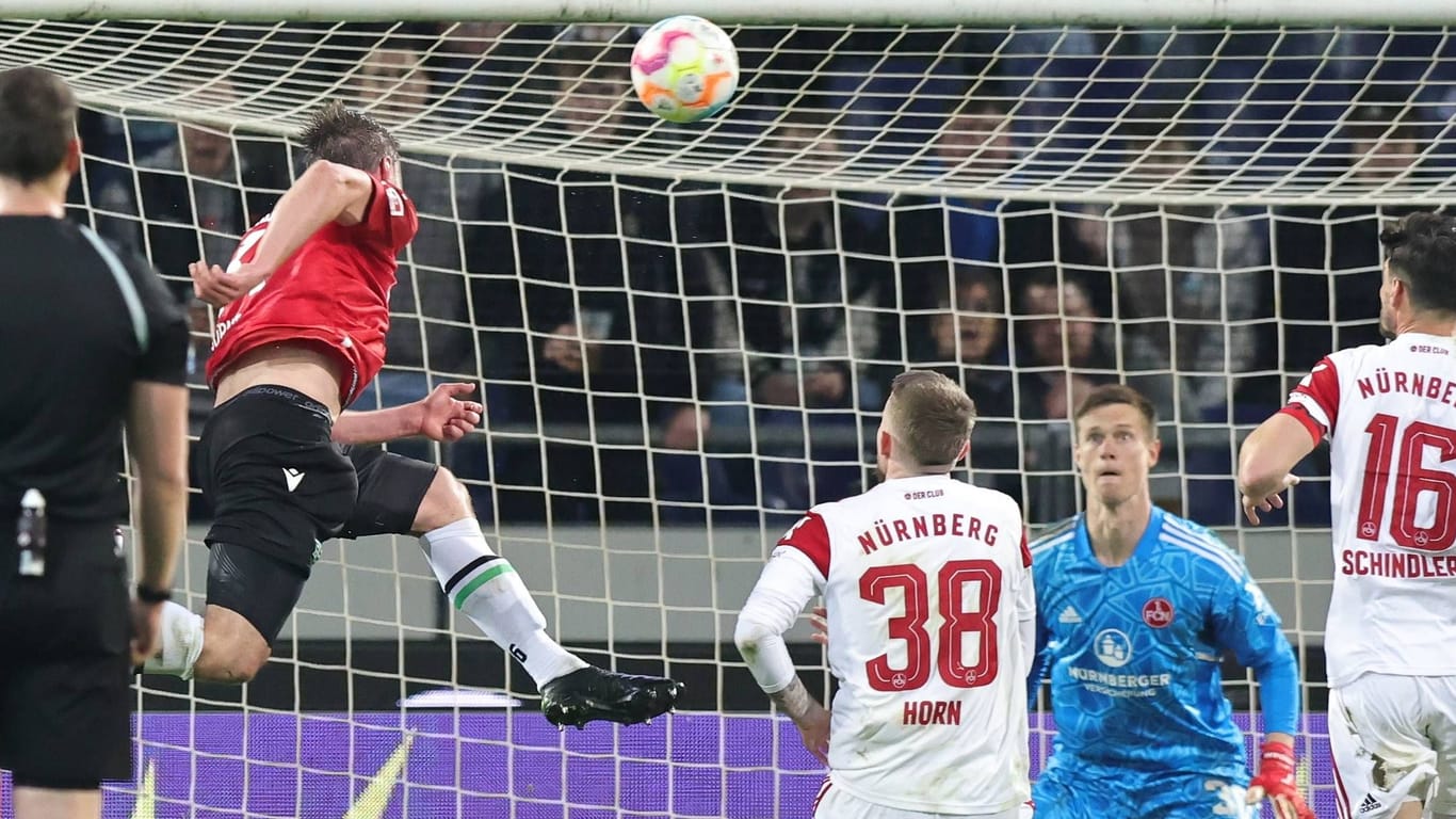 Das 1:0 für Hannover: Julian Börner (li.) köpft ein.