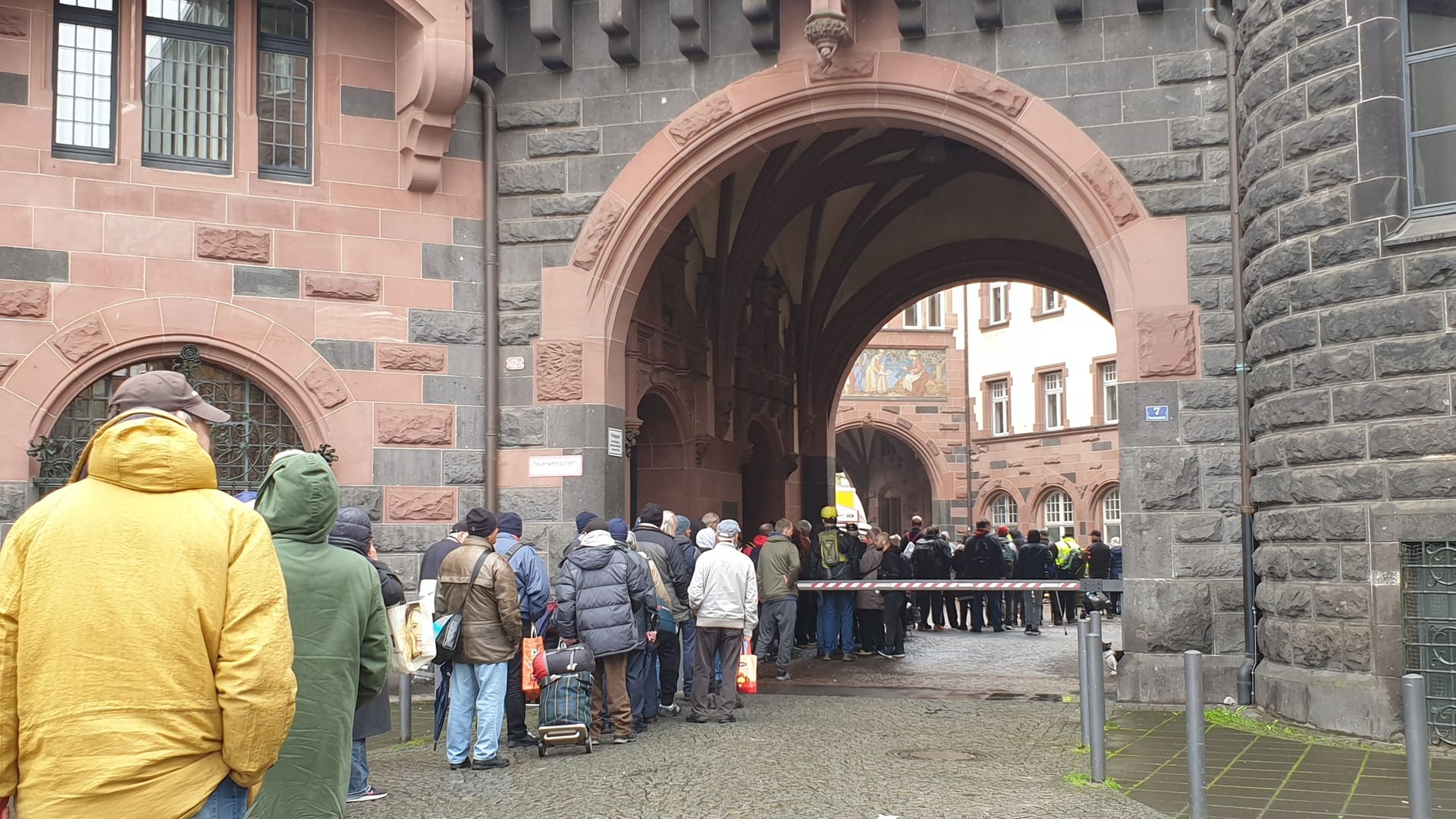 Die lange Schlange für das Karfreitagsessen im Römerhöfchen: Die freiwilligen Helfer beobachten einen stetigen Zuwachs.