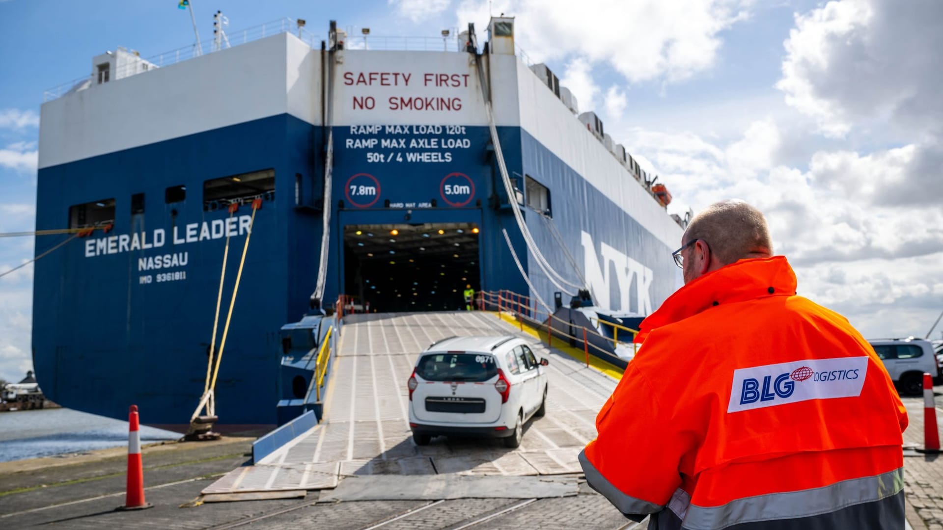 Autos fahren auf dem Gelände vom BLG Autoterminal Bremerhaven auf den CarCarrier "Emerald Leader".