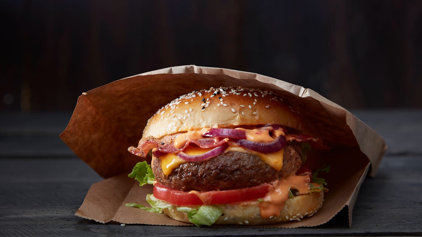 Ein Hamburger (Symbolbild): In Manchester sollen Lieferanten eine Bestellung selbst gegessen haben.