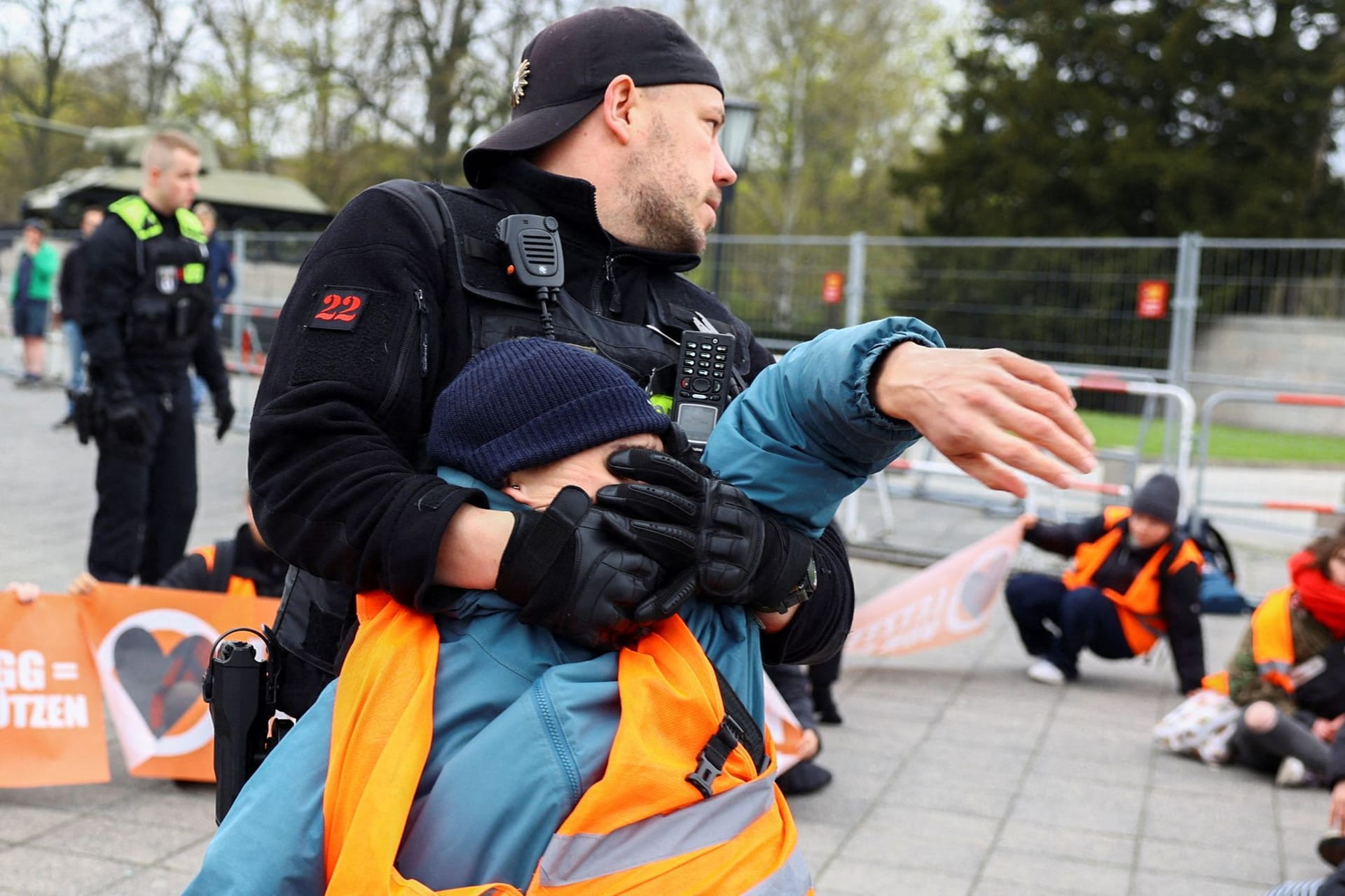 Ein Polizist zieht einen Aktivisten hoch (Symbolbild): Bestimmte Techniken können je nach Umständen eingesetzt werden, sagt die Behörde.