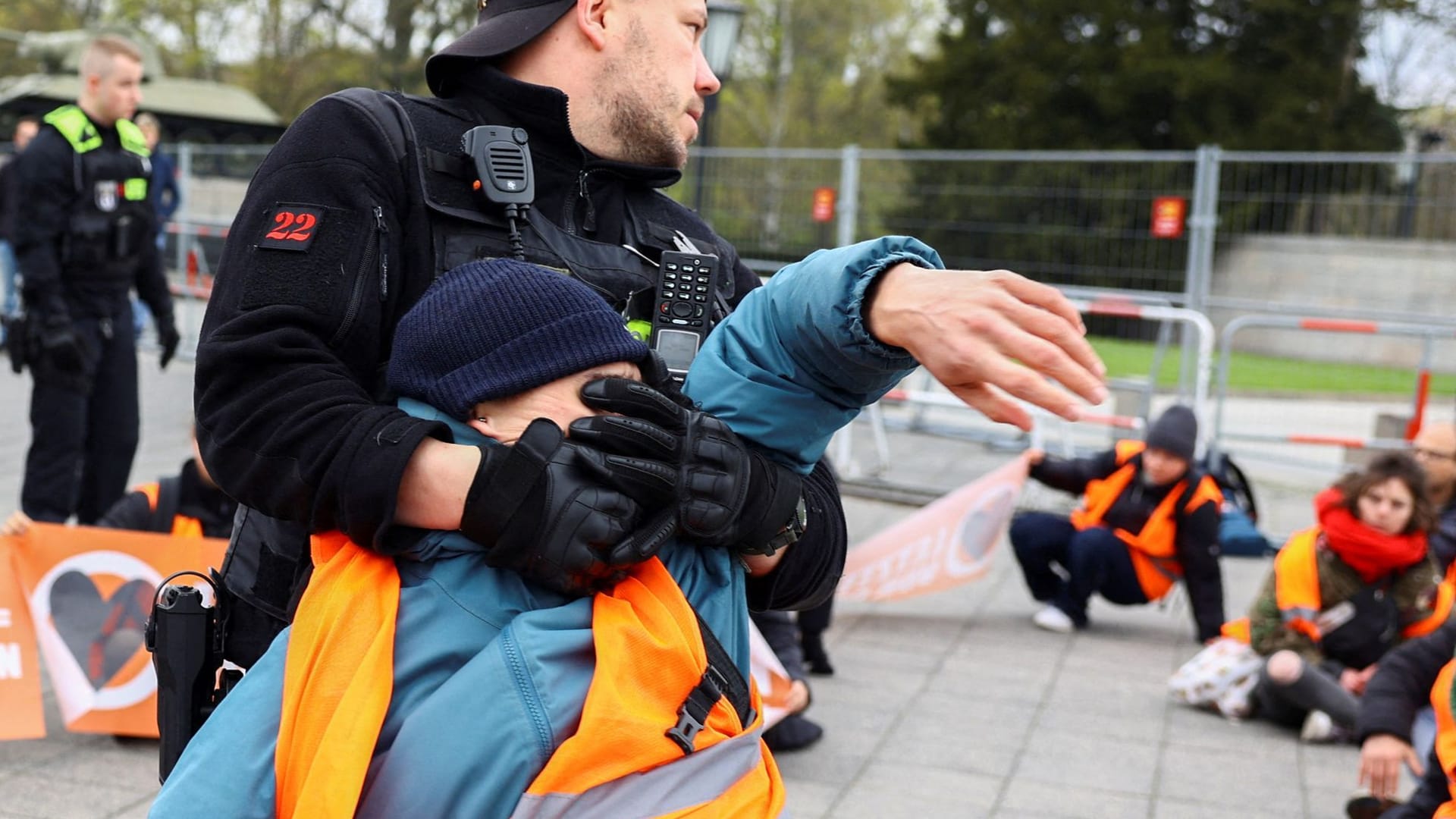 Ein Polizist zieht einen Aktivisten hoch (Symbolbild): Bestimmte Techniken können je nach Umständen eingesetzt werden, sagt die Behörde.