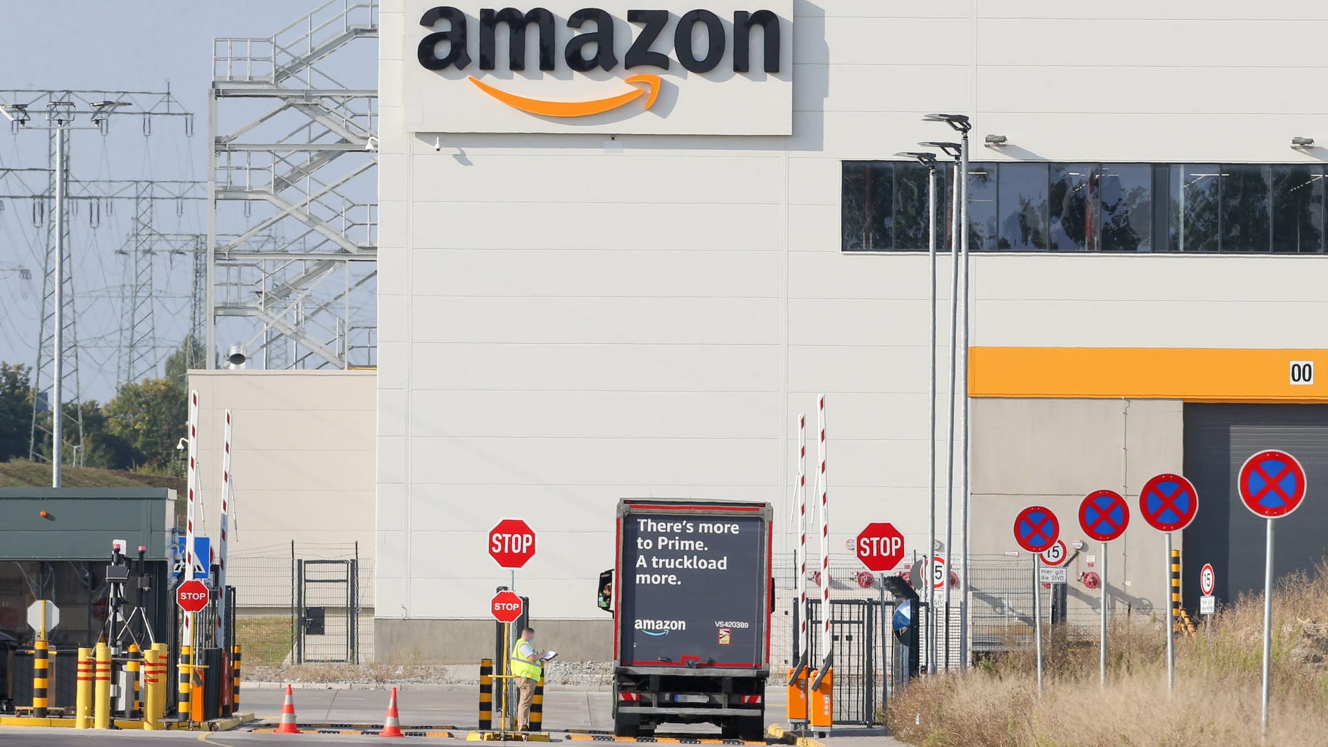 Ein Lastwagen fährt auf das Gelände eines Amazon-Logistikzentrums (Symbolfoto): Mit ihren Ressourcen würden die benachbarten Feuerwehren bei einem Brand kaum etwas ausrichten können.