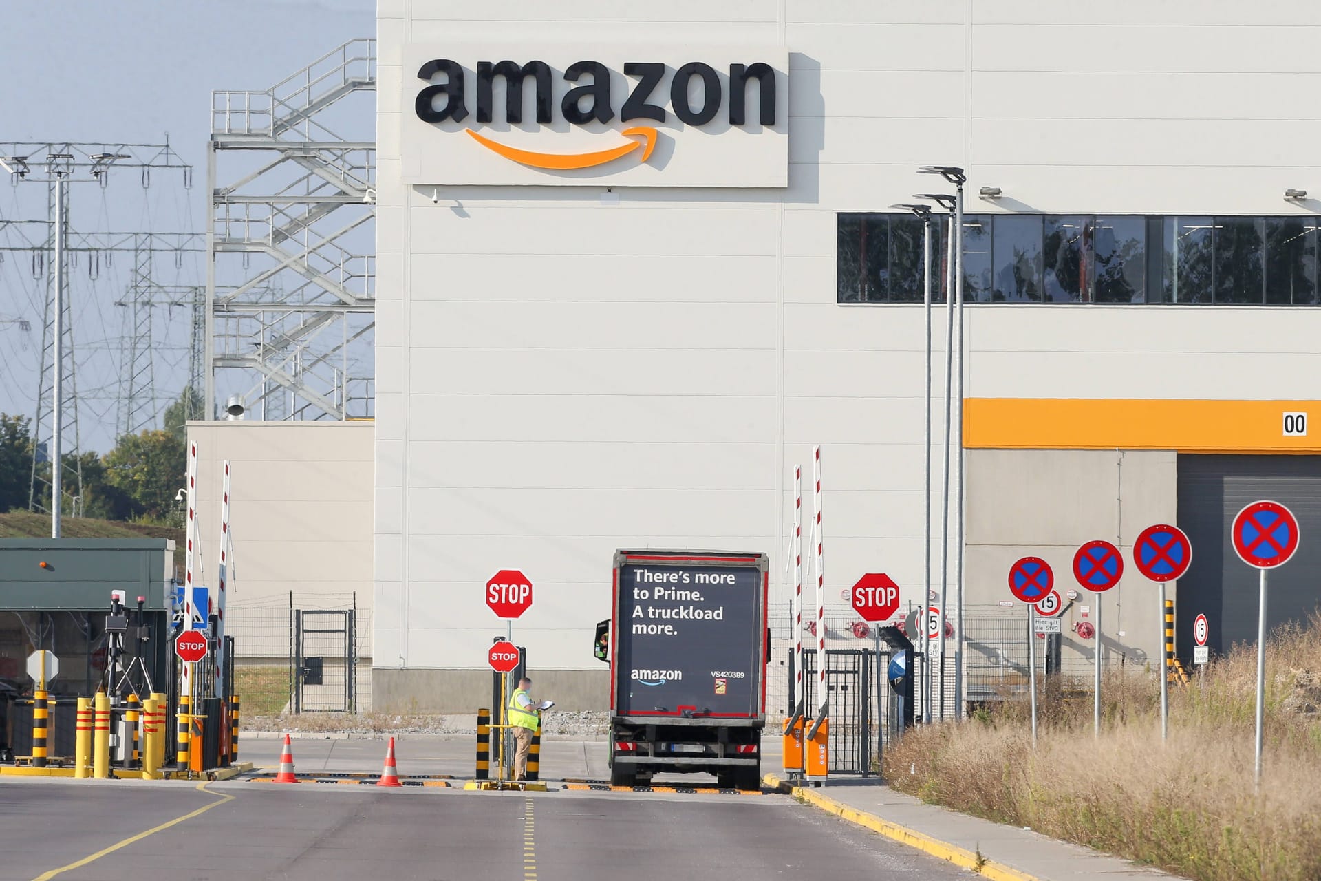 Ein Lastwagen fährt auf das Gelände eines Amazon-Logistikzentrums (Symbolfoto): Mit ihren Ressourcen würden die benachbarten Feuerwehren bei einem Brand kaum etwas ausrichten können.