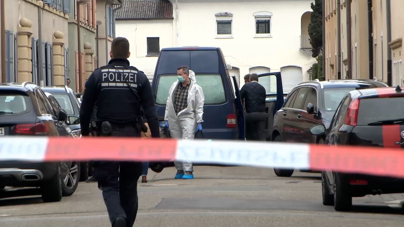 Abgesperrte Straße in Hockenheim: Am Ostersonntag wurden zwei Geschwister tot in einer Wohnung gefunden.