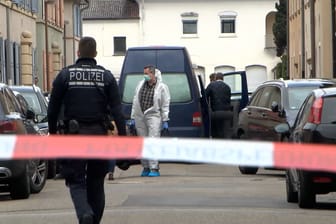 Abgesperrte Straße in Hockenheim: Am Ostersonntag wurden zwei Geschwister tot in einer Wohnung gefunden.