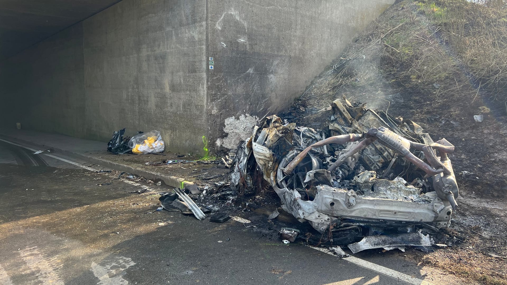 Die Unfallstelle: Das Auto wurde bis zur Unkenntlichkeit verformt. Die Unfallstelle: Das Auto wurde bis zur Unkenntlichkeit verformt.