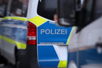 Nahaufnahme von Einsatzwagen der Polizei (Symbolbild): Am Wochenende wurden Behörden in einer großangelegten Aktion in der Region Hannover fündig.