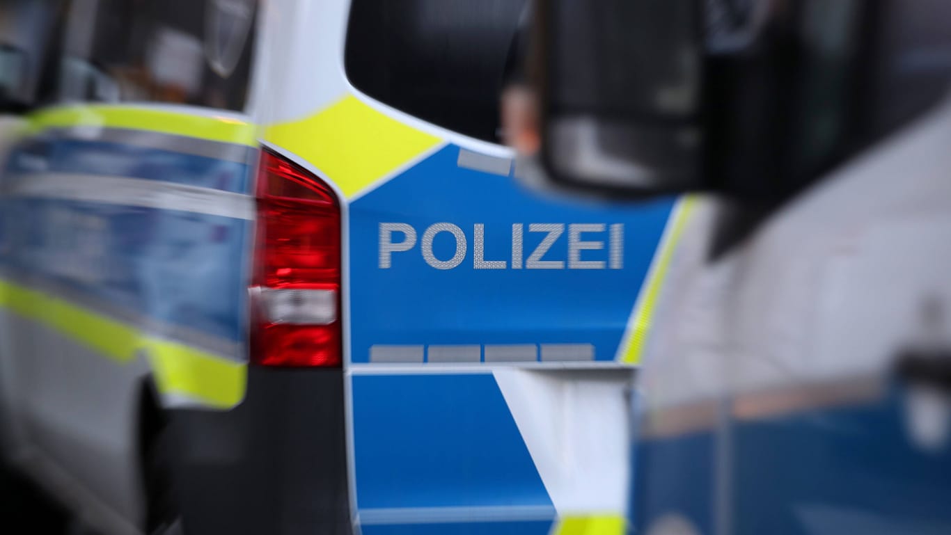 Nahaufnahme von Einsatzwagen der Polizei (Symbolbild): Am Wochenende wurden Behörden in einer großangelegten Aktion in der Region Hannover fündig.