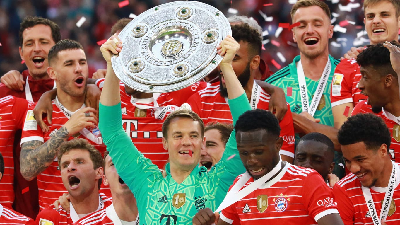 Der FC Bayern jubeln mit der Schale: die letzten zehn Titel gingen nach München.
